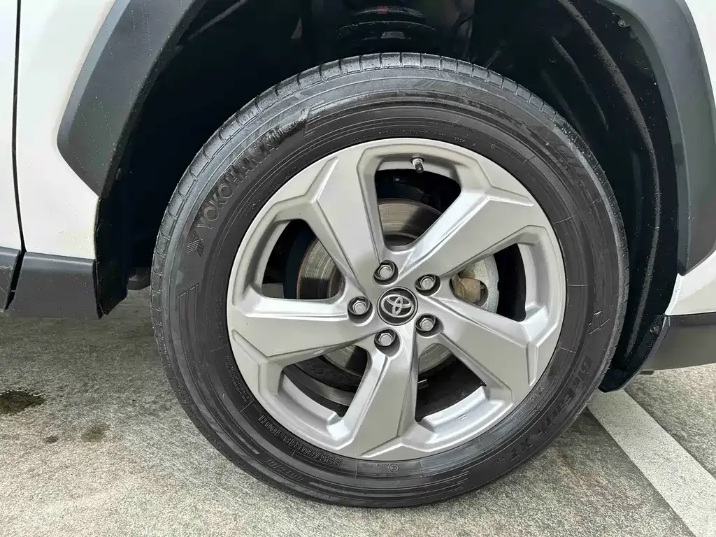 Toyota RAV4 — фото 10