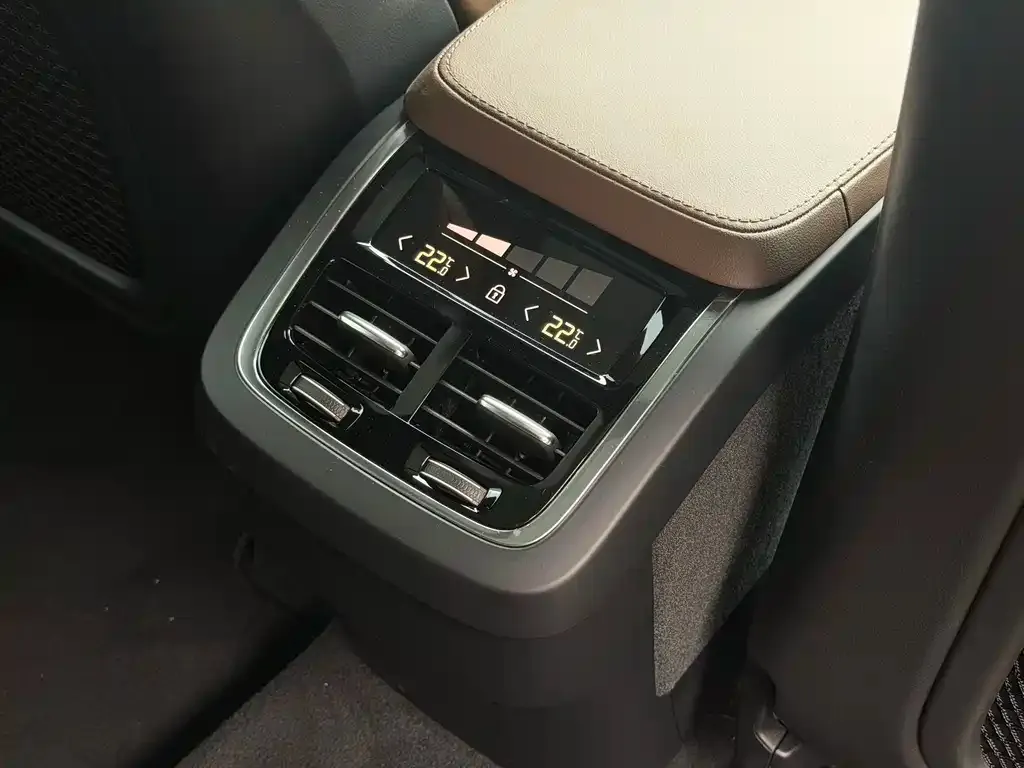 Volvo XC90 — фото 10