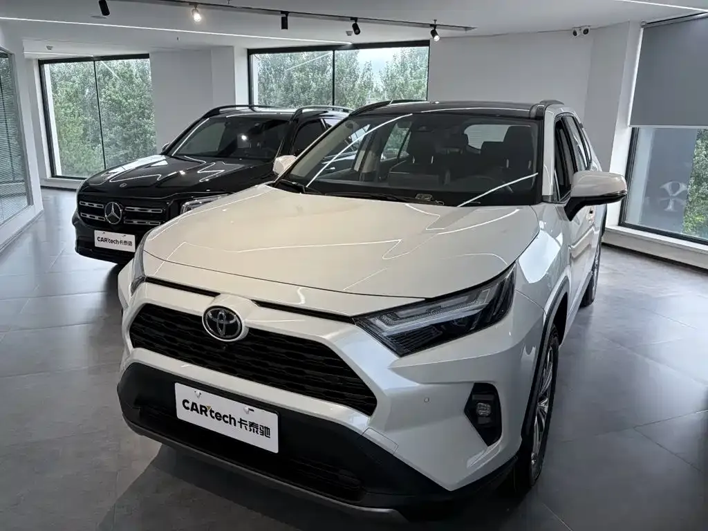 Toyota RAV4 — фото 1