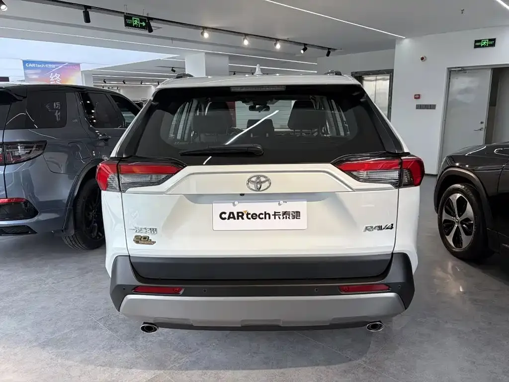Toyota RAV4 — фото 2