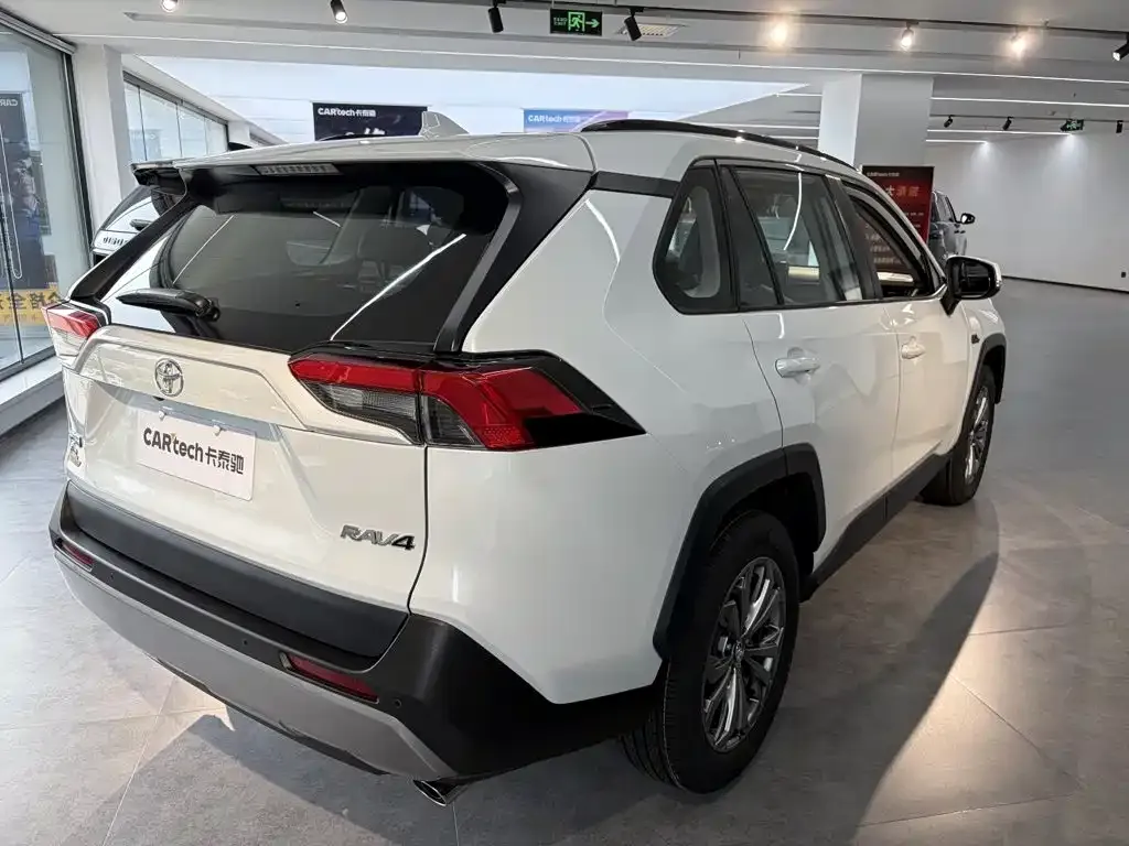 Toyota RAV4 — фото 8