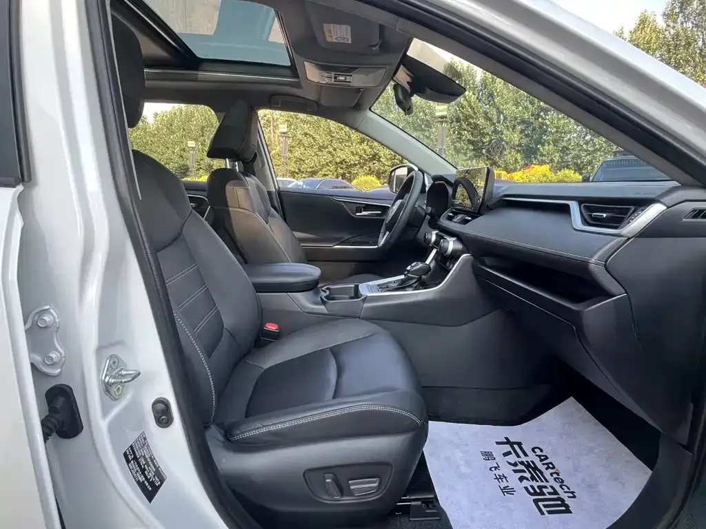 Toyota RAV4 — фото 10