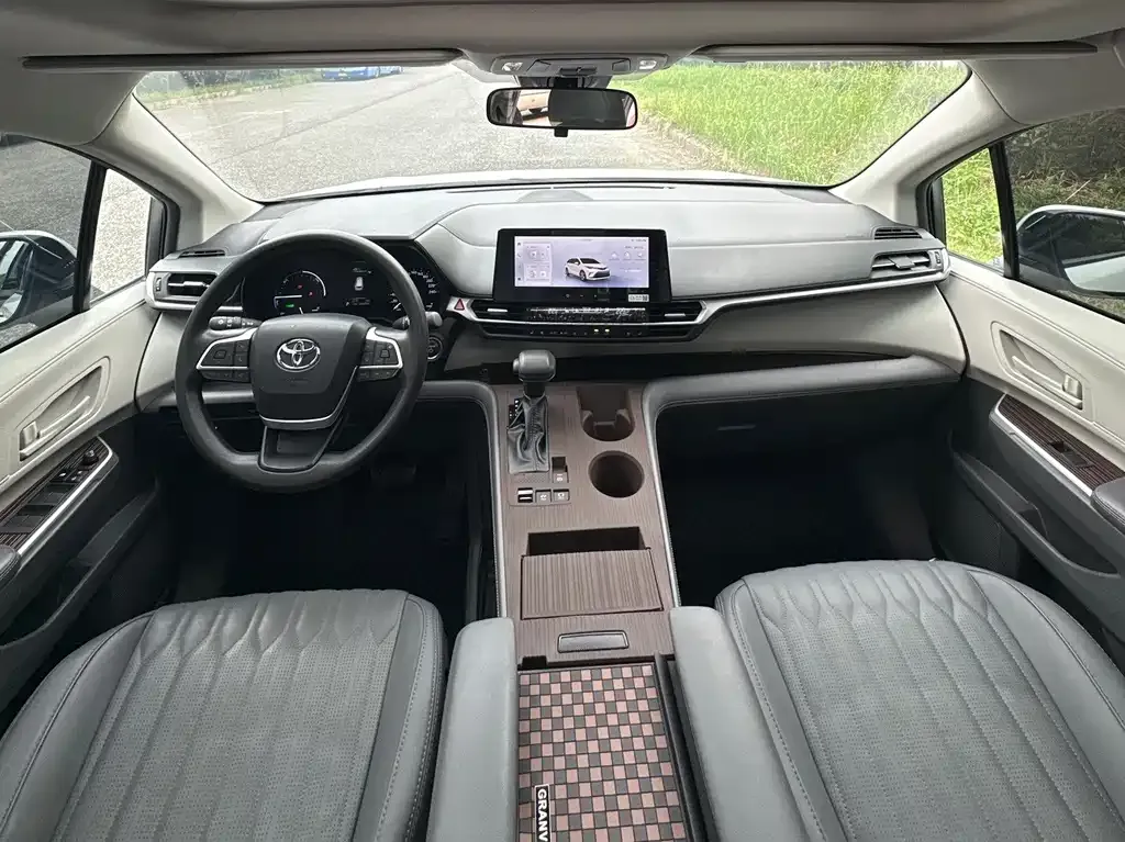 Toyota Granvia — фото 6