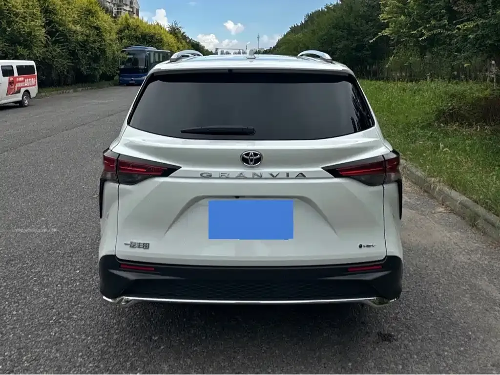 Toyota Granvia — фото 9