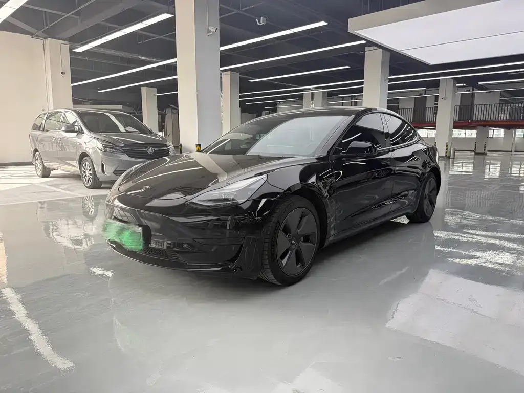 Tesla Model 3 — фото 1