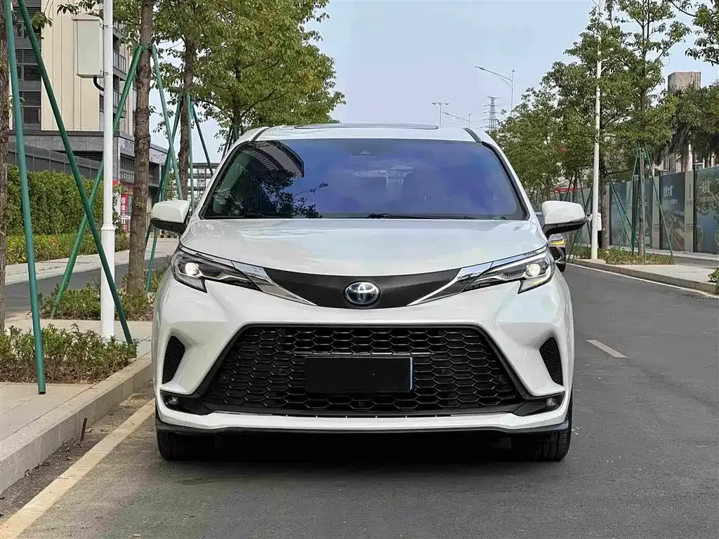 Toyota Granvia — фото 2