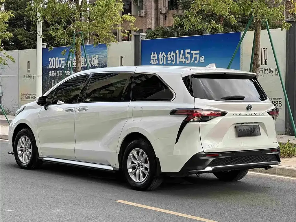 Toyota Granvia — фото 6