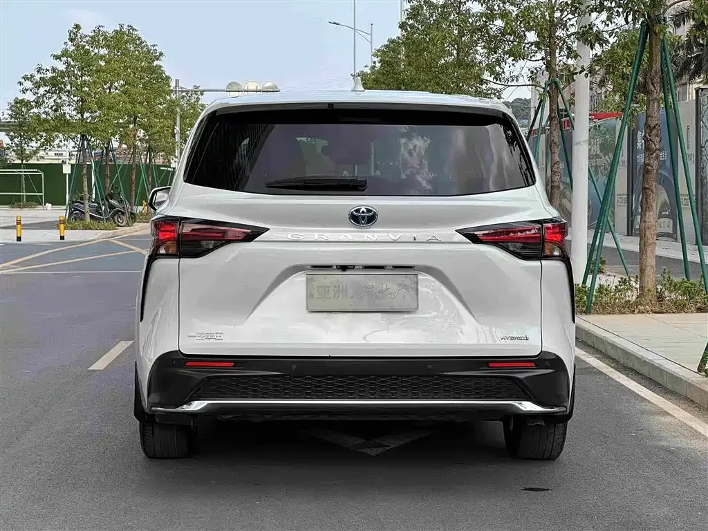 Toyota Granvia — фото 10