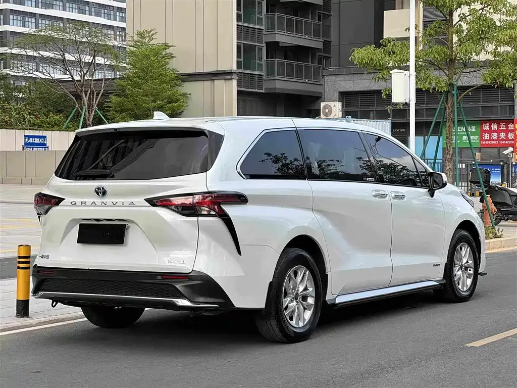 Toyota Granvia — фото 3