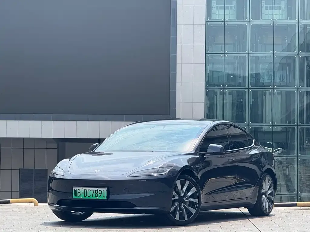 Tesla Model 3 — фото 1
