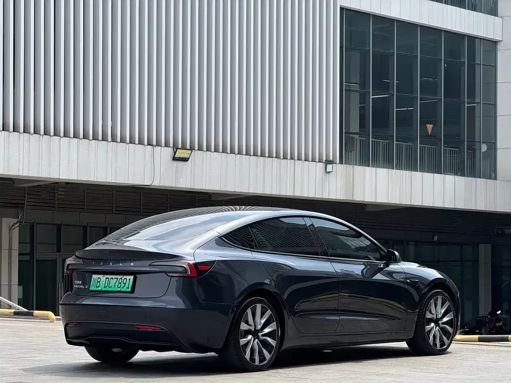 Tesla Model 3 — фото 10