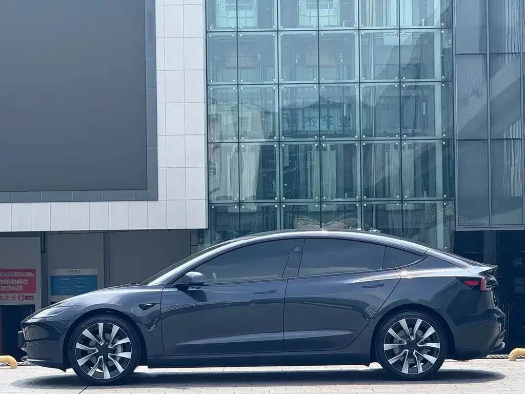 Tesla Model 3 — фото 3