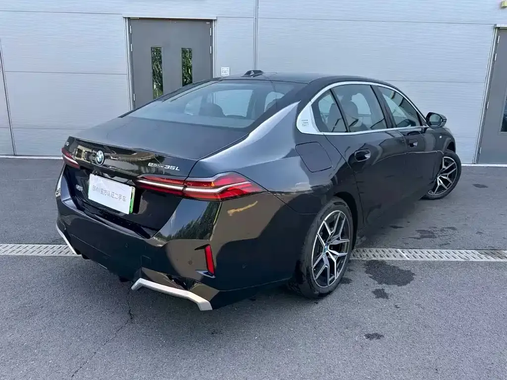 BMW i5 — фото 2