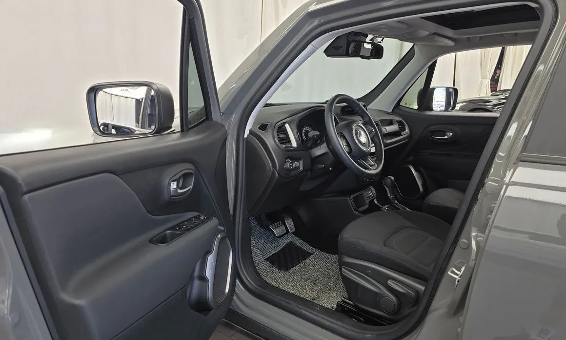 Jeep Renegade — фото 10
