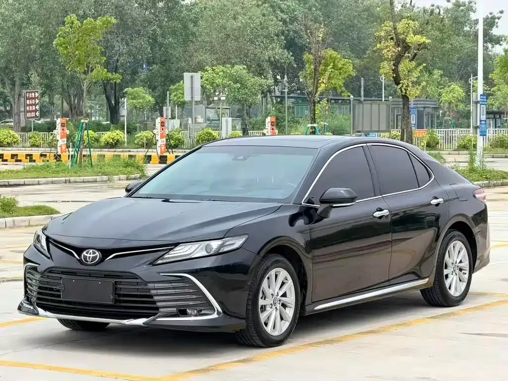Toyota Camry — фото 1