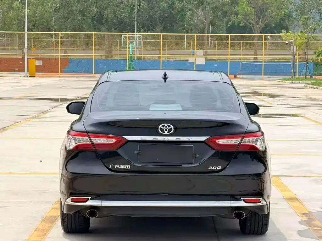 Toyota Camry — фото 2