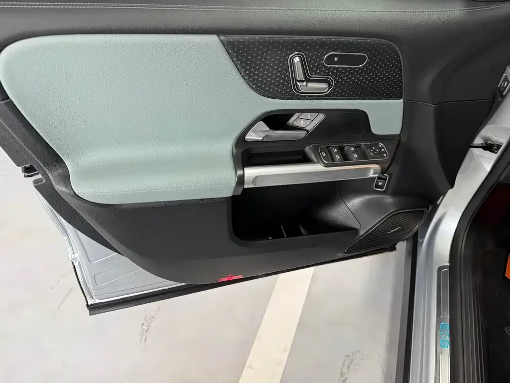 Mercedes-Benz EQB — фото 10