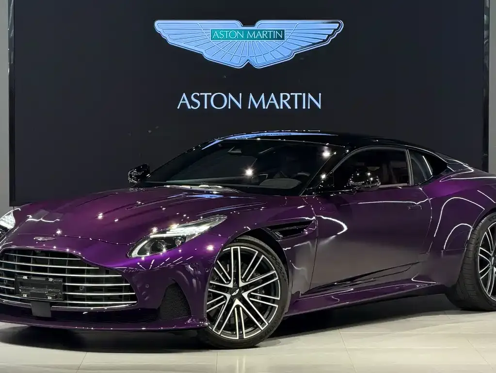 Aston Martin DB12 — фото 1