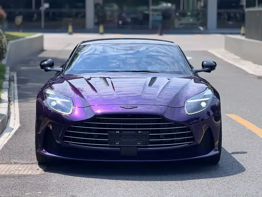Aston Martin DB12 — фото 5