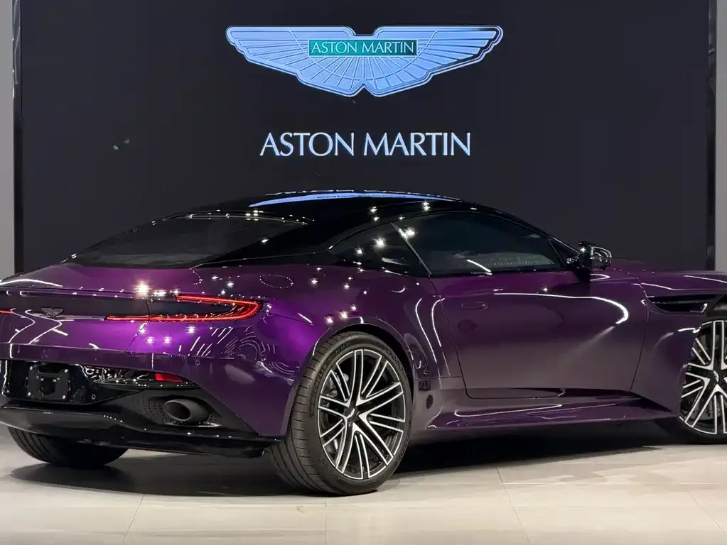 Aston Martin DB12 — фото 9