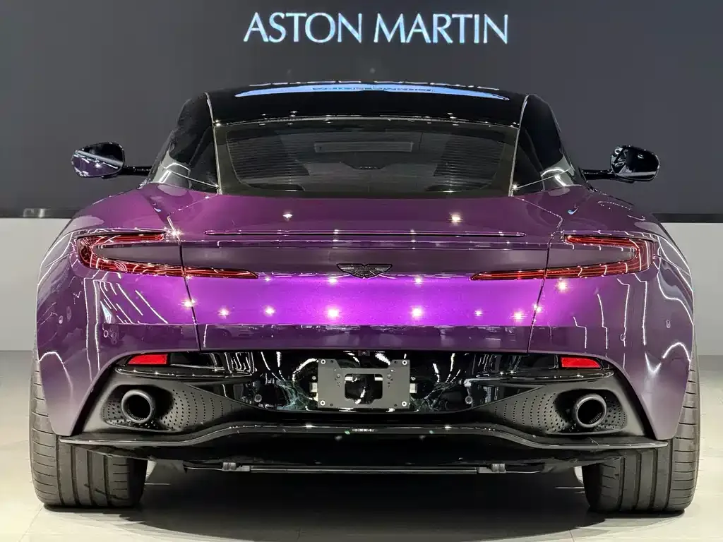Aston Martin DB12 — фото 10