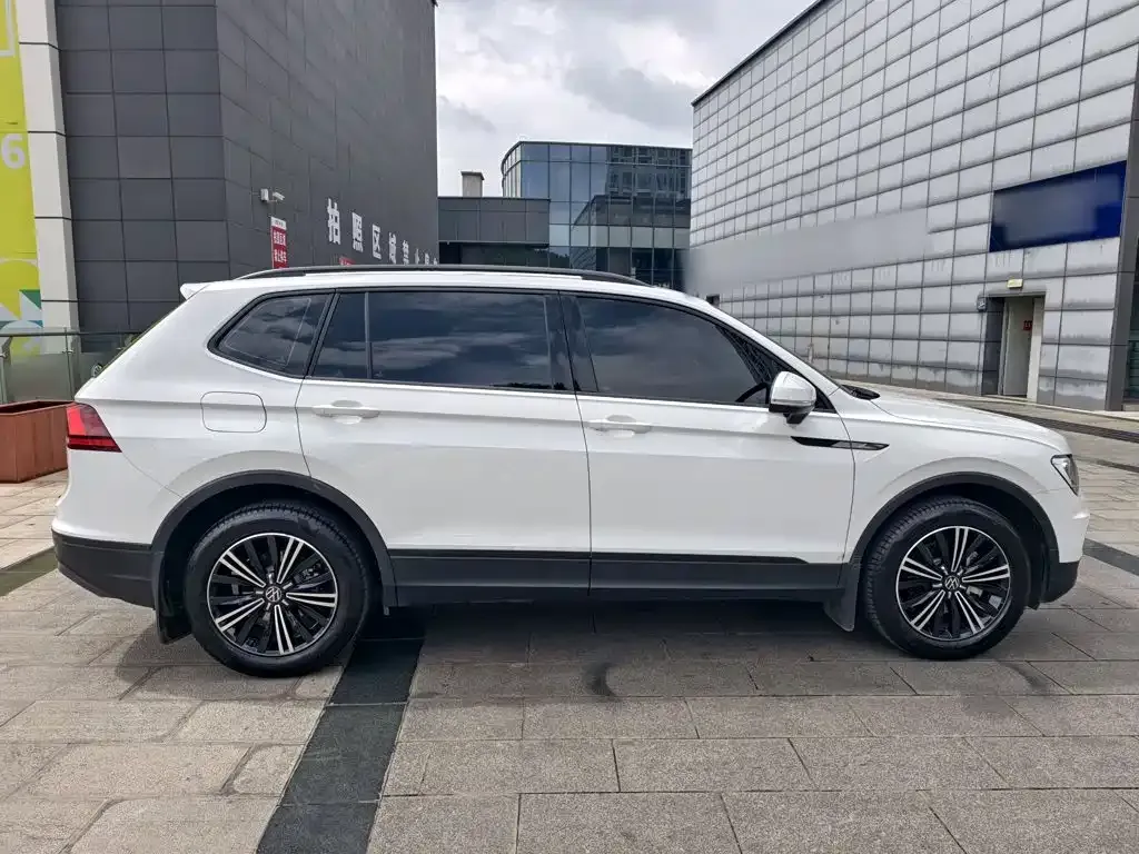 Volkswagen Tiguan L — фото 10