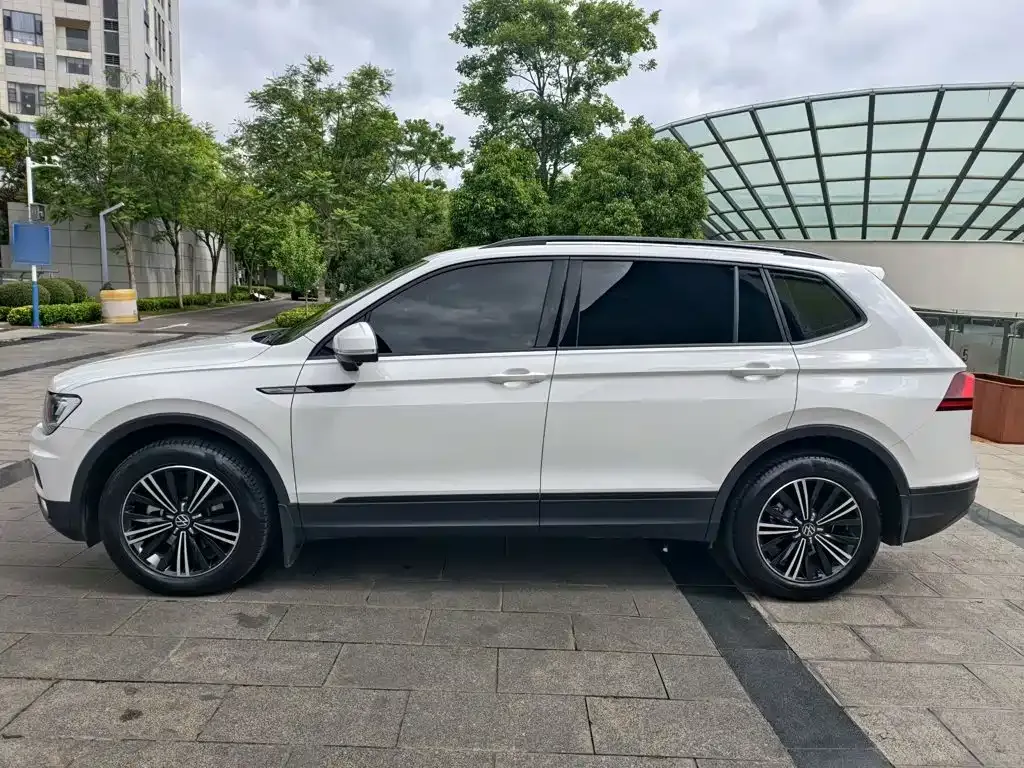 Volkswagen Tiguan L — фото 5