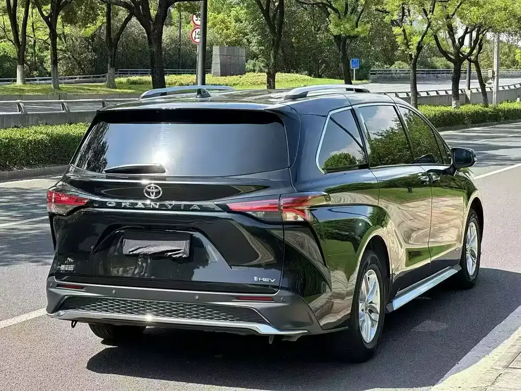 Toyota Granvia — фото 7