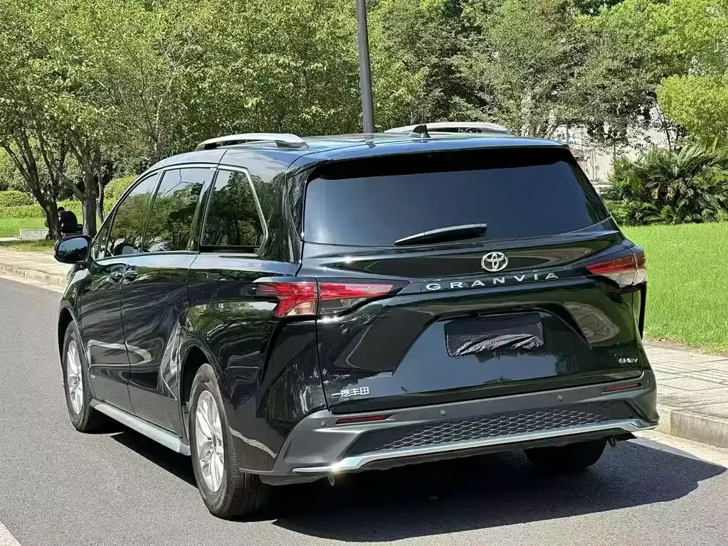 Toyota Granvia — фото 6