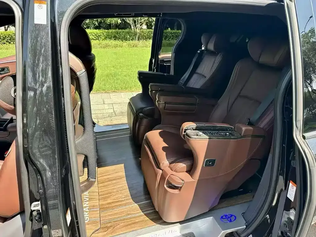 Toyota Granvia — фото 3