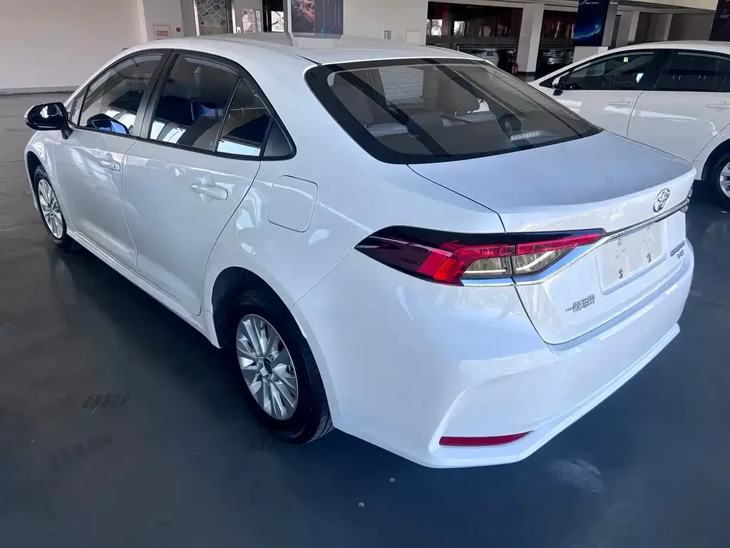 Toyota Corolla — фото 10
