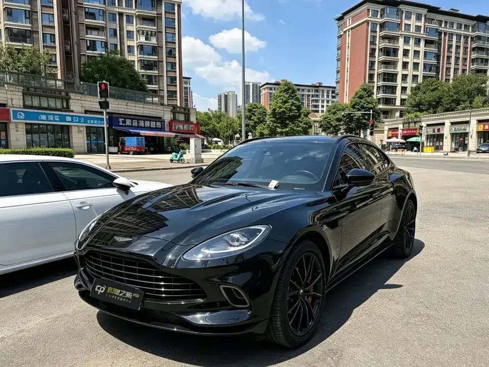 Aston Martin DBX — фото 1
