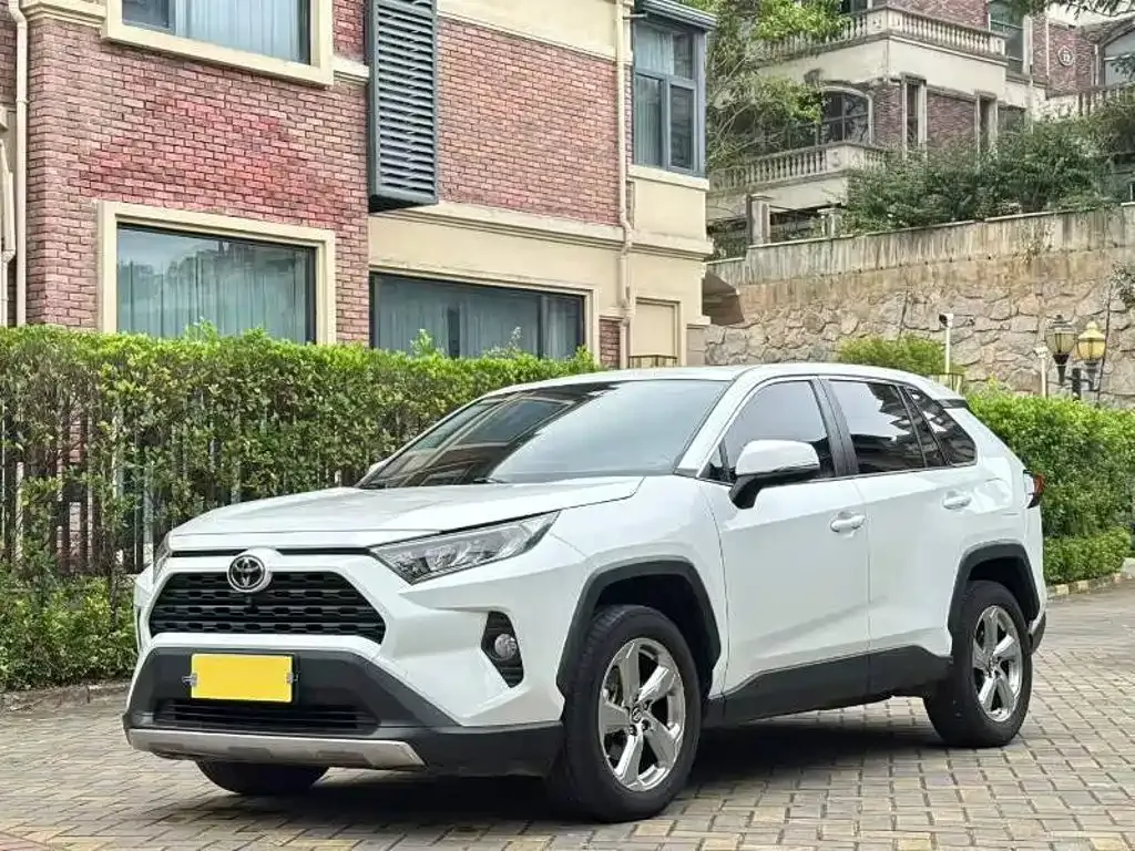 Toyota RAV4 — фото 1