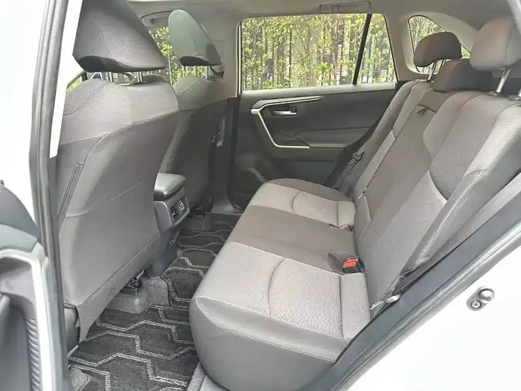 Toyota RAV4 — фото 7