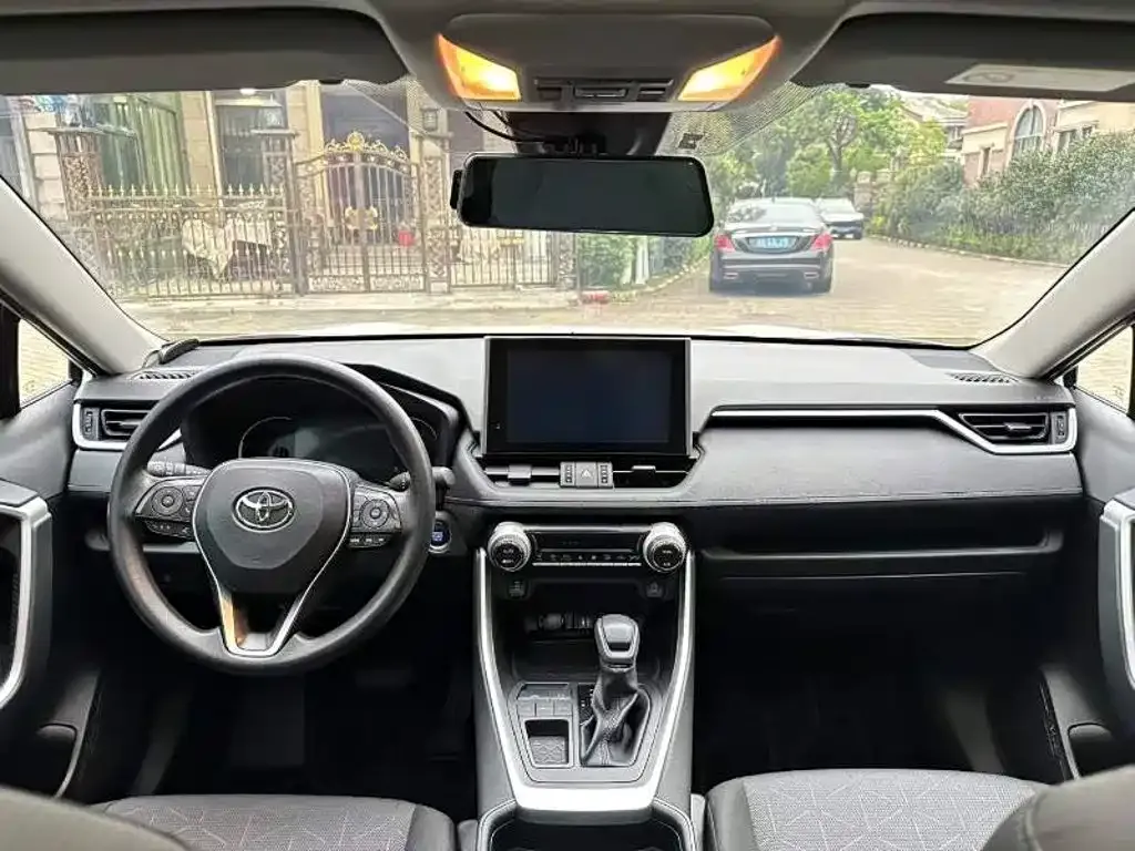 Toyota RAV4 — фото 6