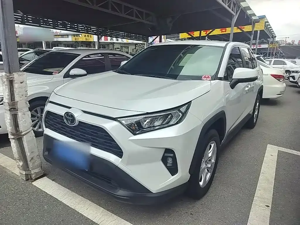 Toyota RAV4 — фото 1