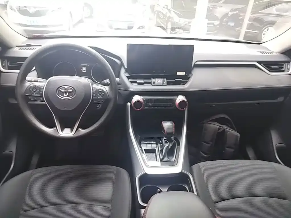 Toyota RAV4 — фото 8