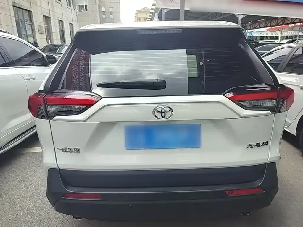 Toyota RAV4 — фото 7