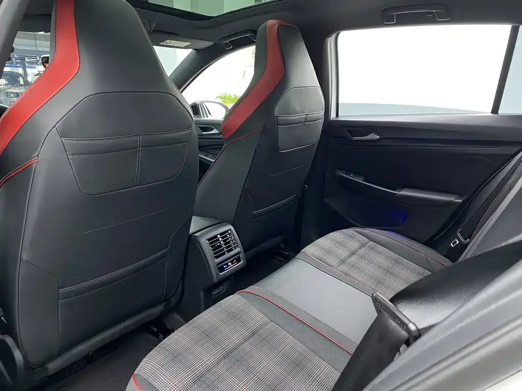 Volkswagen Golf GTI — фото 10