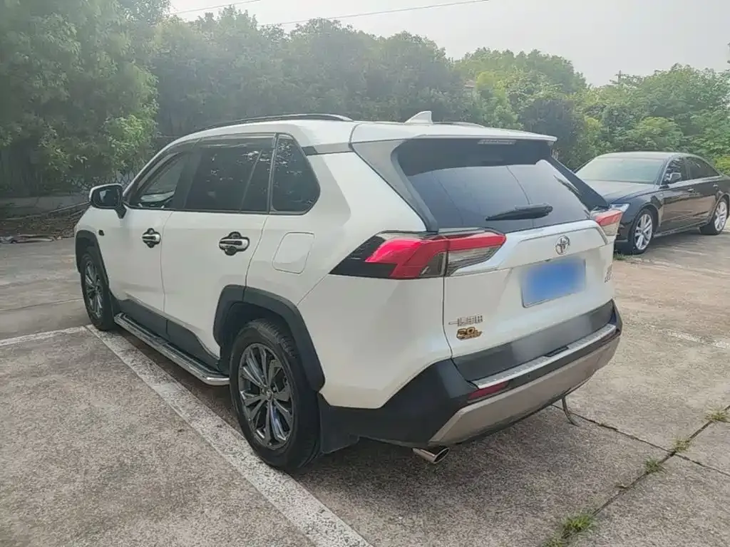 Toyota RAV4 — фото 10