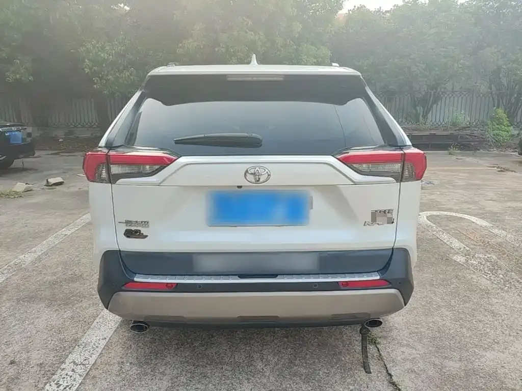 Toyota RAV4 — фото 8