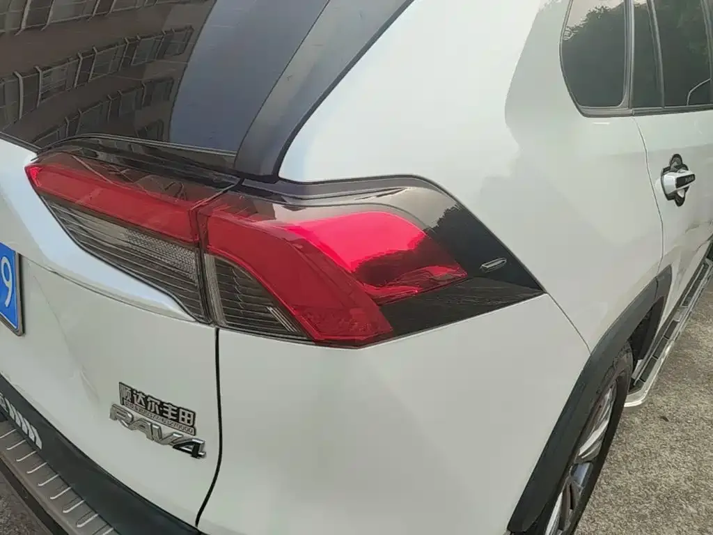 Toyota RAV4 — фото 6