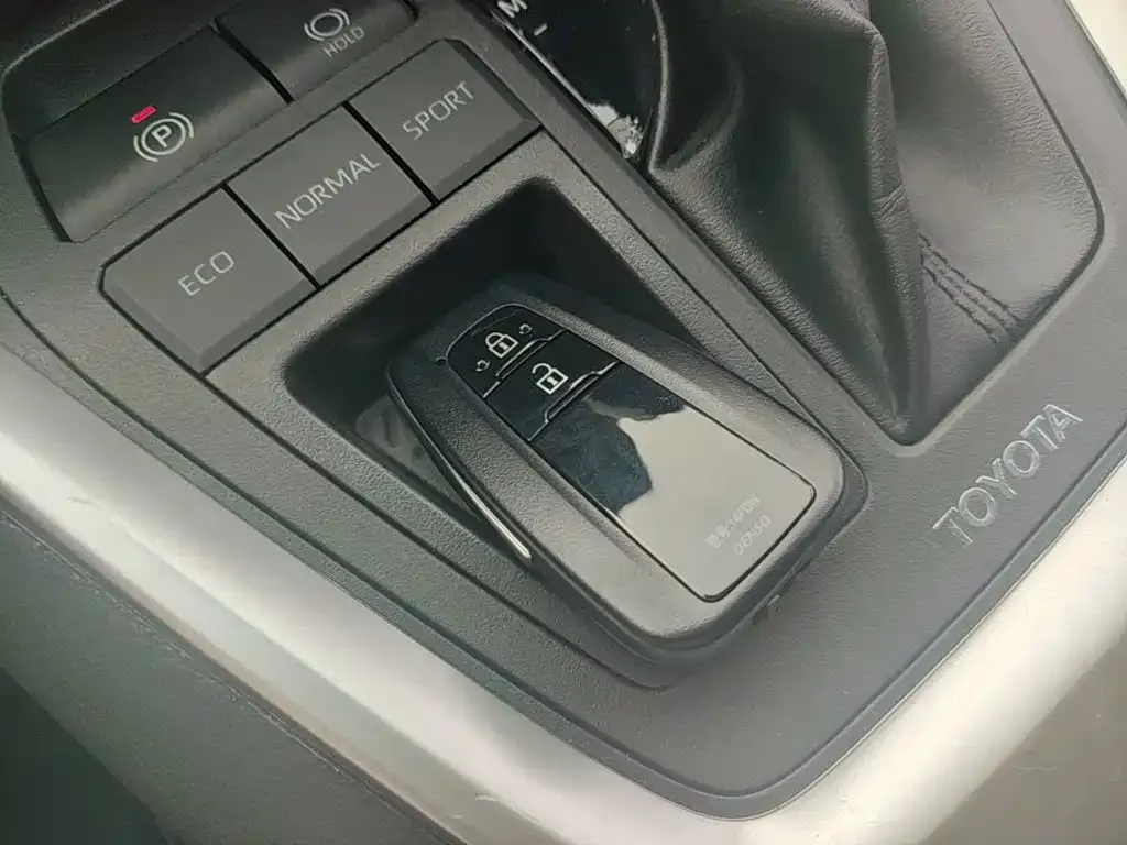 Toyota RAV4 — фото 2
