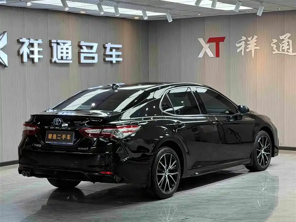 Toyota Camry — фото 5