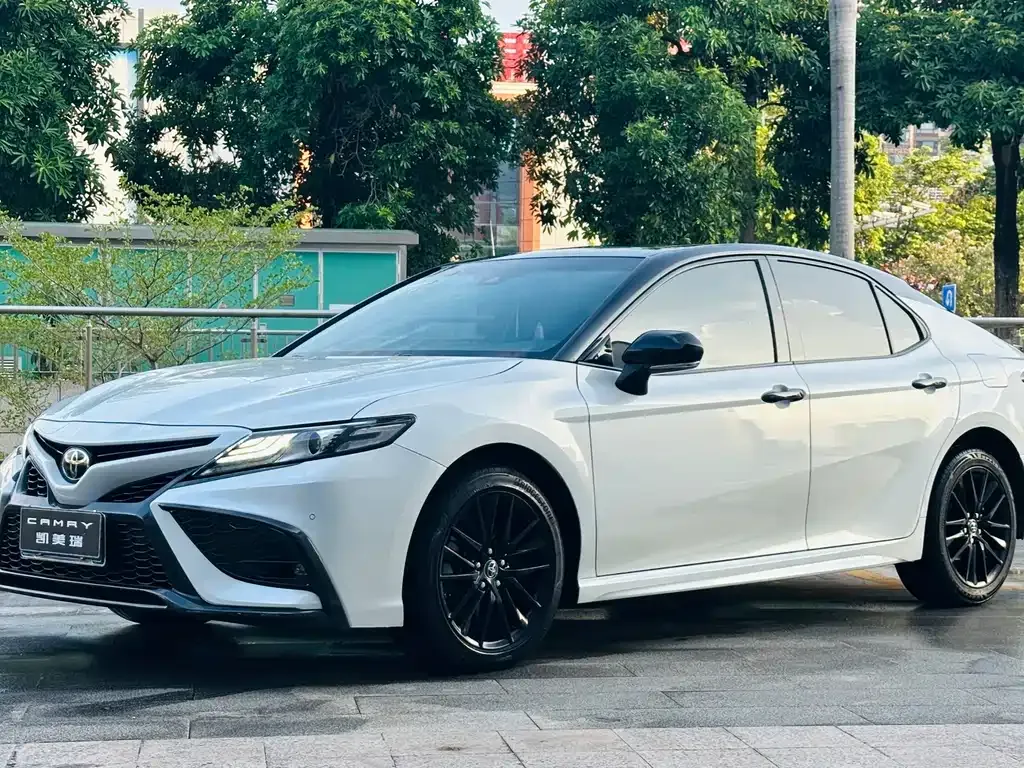 Toyota Camry — фото 1