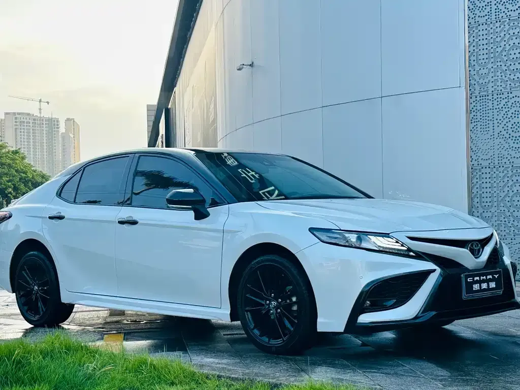 Toyota Camry — фото 2