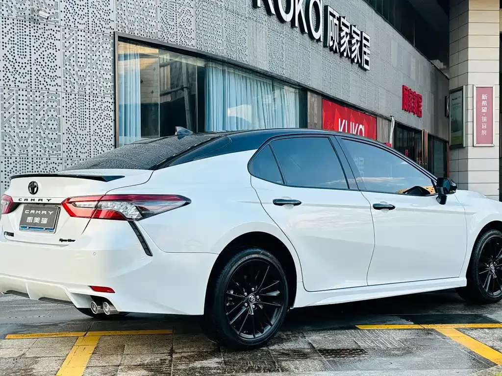 Toyota Camry — фото 3