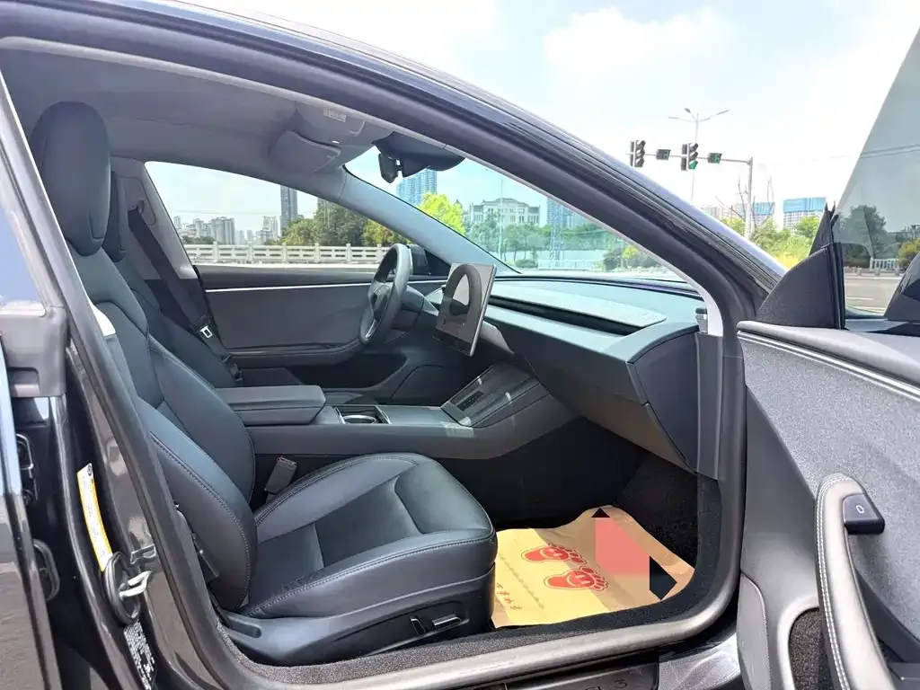 Tesla Model 3 — фото 1