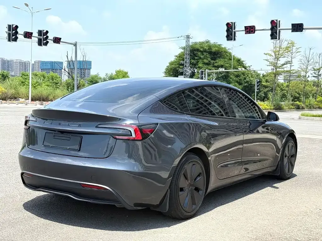 Tesla Model 3 — фото 3