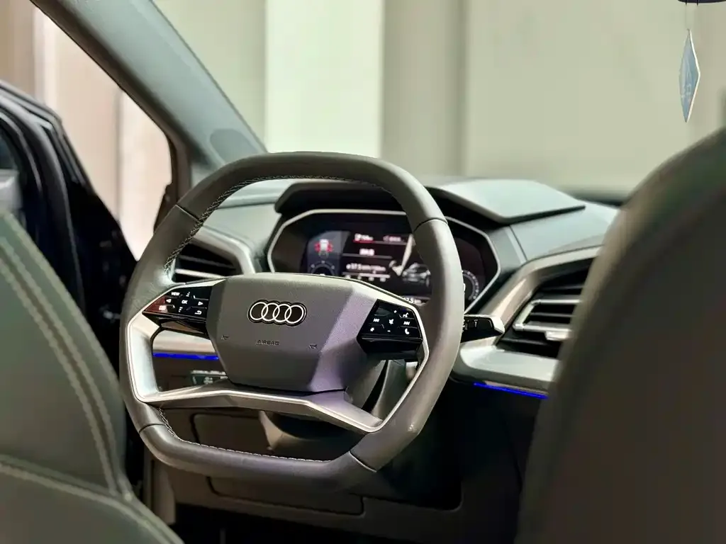 Audi Q4 e-tron — фото 4